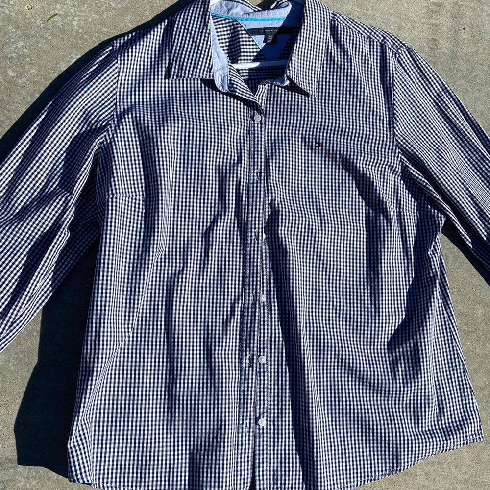 Tommy Hilfiger fitted checked blouse with tiny electric blue accents ⚡️